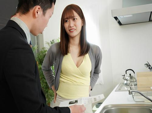 妻の腰痛を見た夫は、自宅でマッサージをしてもらうために彼女を雇った 妻の腰痛を見た夫は、自宅でマッサージをしてもらうために彼女を雇った