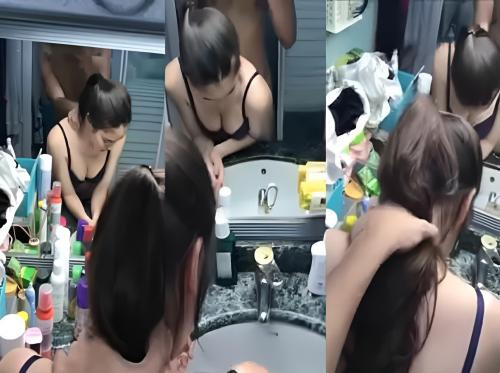 Ragazza alla pecorina sul tavolo da toeletta Ragazza alla pecorina sul tavolo da toeletta