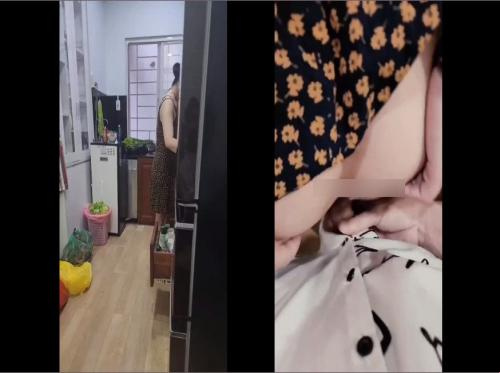 Oynamak için mutfağa geldiğimde gizlice beni köpekliyor Oynamak için mutfağa geldiğimde gizlice beni köpekliyor