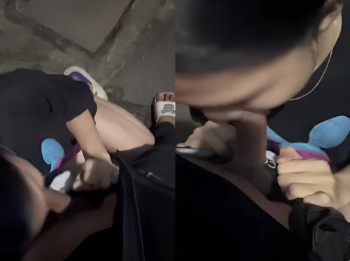 Onu sik emmek için ara sokağa götür Onu sik emmek için ara sokağa götür