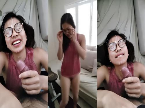 Het bebrilde meisje houdt ervan om sperma op haar gezicht te krijgen Het bebrilde meisje houdt ervan om sperma op haar gezicht te krijgen