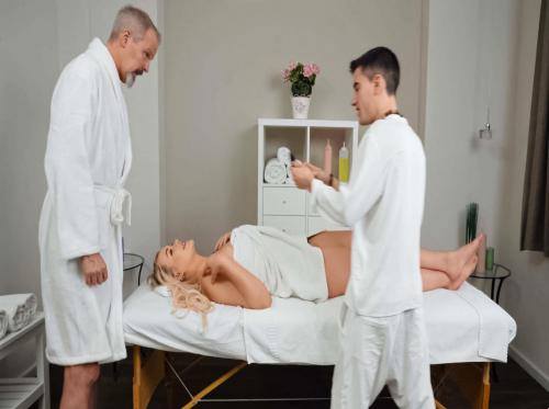 Istri saya bercinta saat dipijat tanpa menyadarinya Istri saya bercinta saat dipijat tanpa menyadarinya